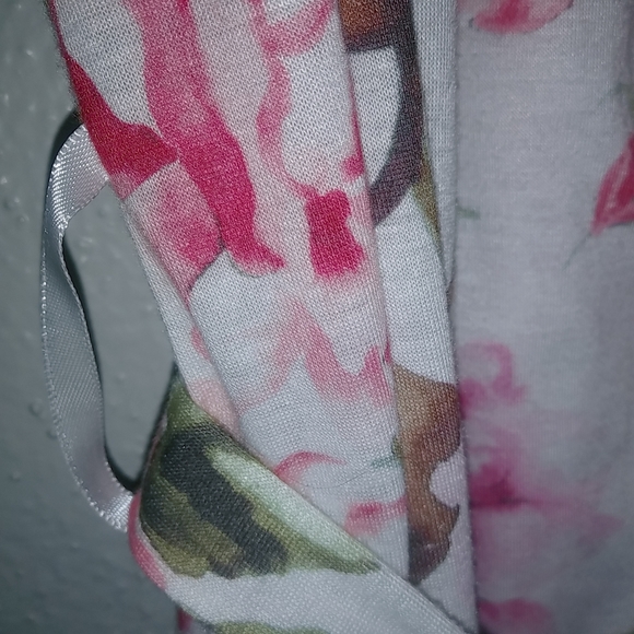 Show Me Your MuMu Brie Pink White Floral Wrap Feminine Luxurious Robe - Picture 5 of 5